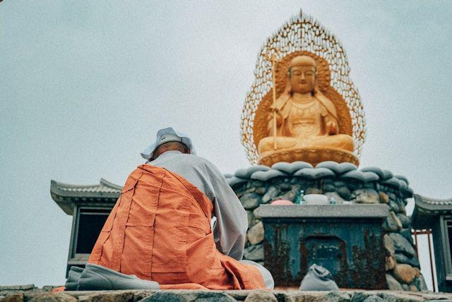 Ilustrasi pemuka agama Buddha sedang beribadah (unsplash.com/nardly)