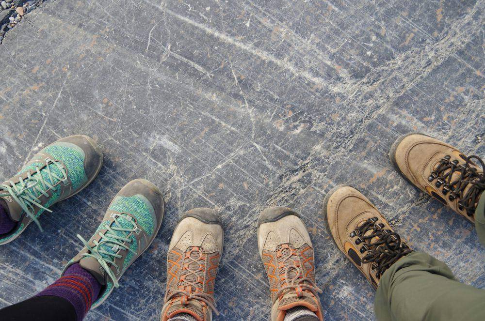 sepatu mendaki (unsplash.com/Emma Van Sant)