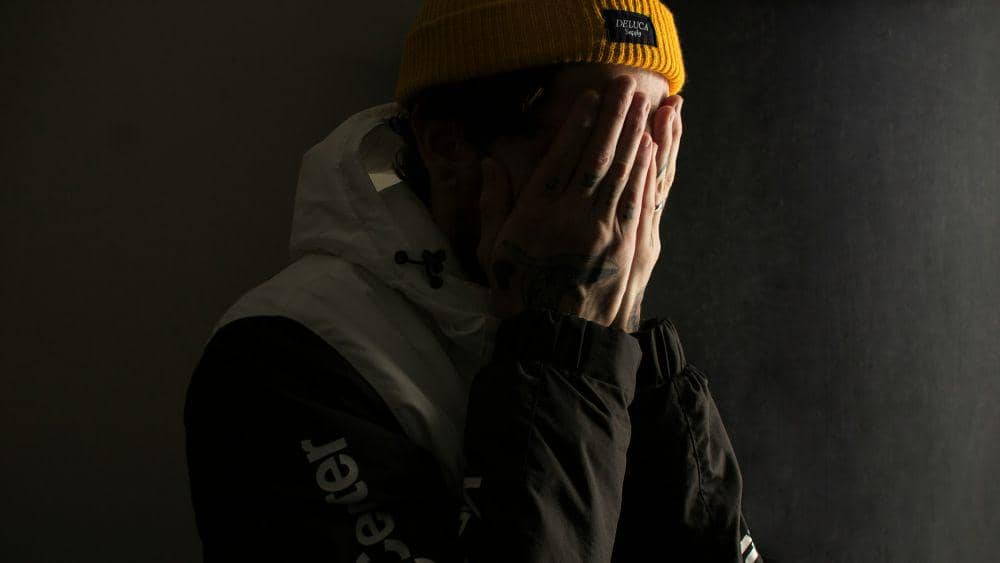 ilustrasi pria dengan luka masa lalu (unsplash.com/@felipepelaquim)