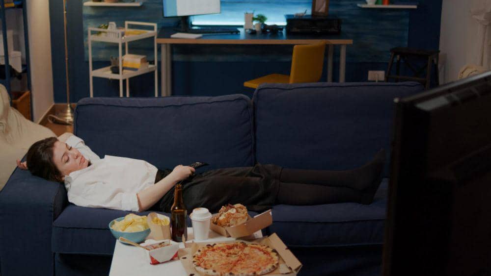 ilustrasi tidur sambil nonton TV