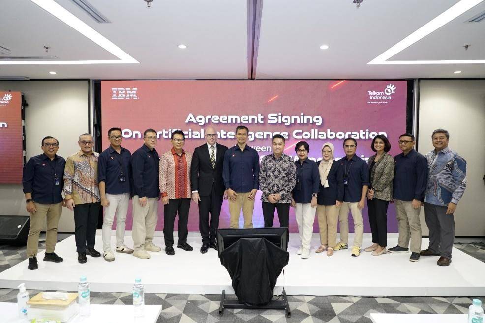 Direktur Group Business Development Telkom periode 2022-2025 Honesti Basyir, Direktur Enterprise & Business Service Telkom periode 2022-2025 FM Venusiana R, beserta jajaran, dan Presiden Direktur IBM Indonesia Roy Kosasih beserta jajaran pada acara Penandatanganan Perjanjian Kerja Sama antara Telkom dan IBM dalam rangka penyediaan solusi Sovereign AI (dok. Telkom)