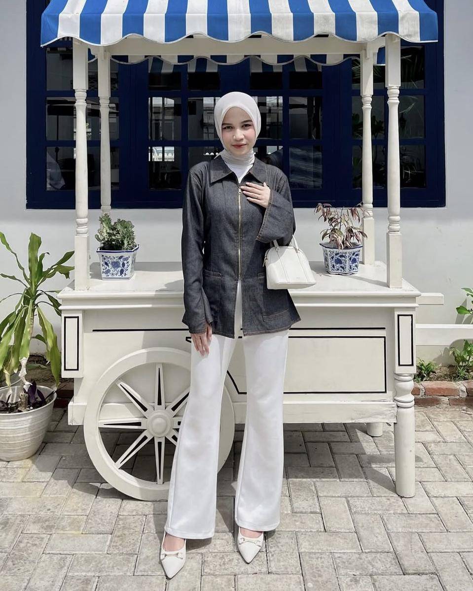 Gaya hijab serba nuansa hitam ala Elvina Zahra