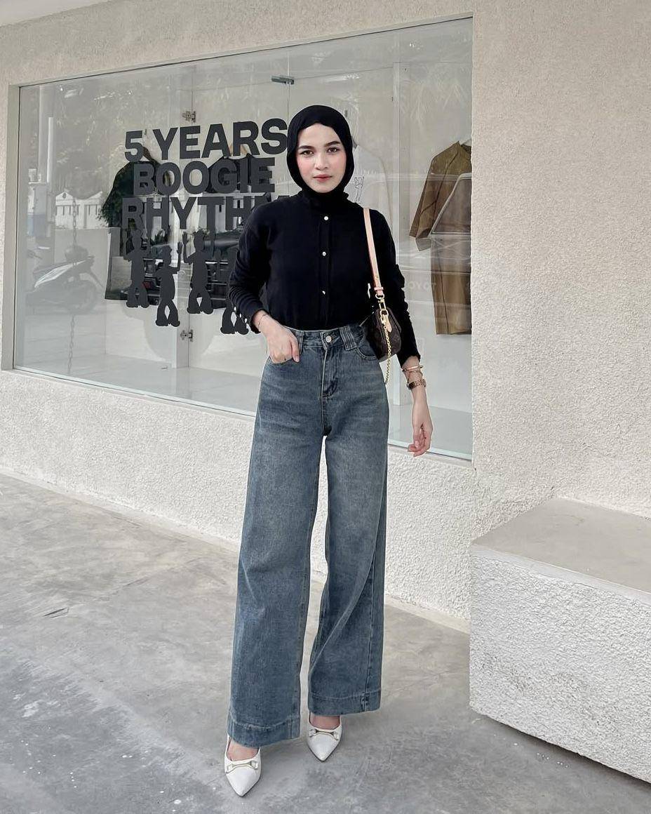 Style hijab serba nuansa hitam ala Elvina Zahra