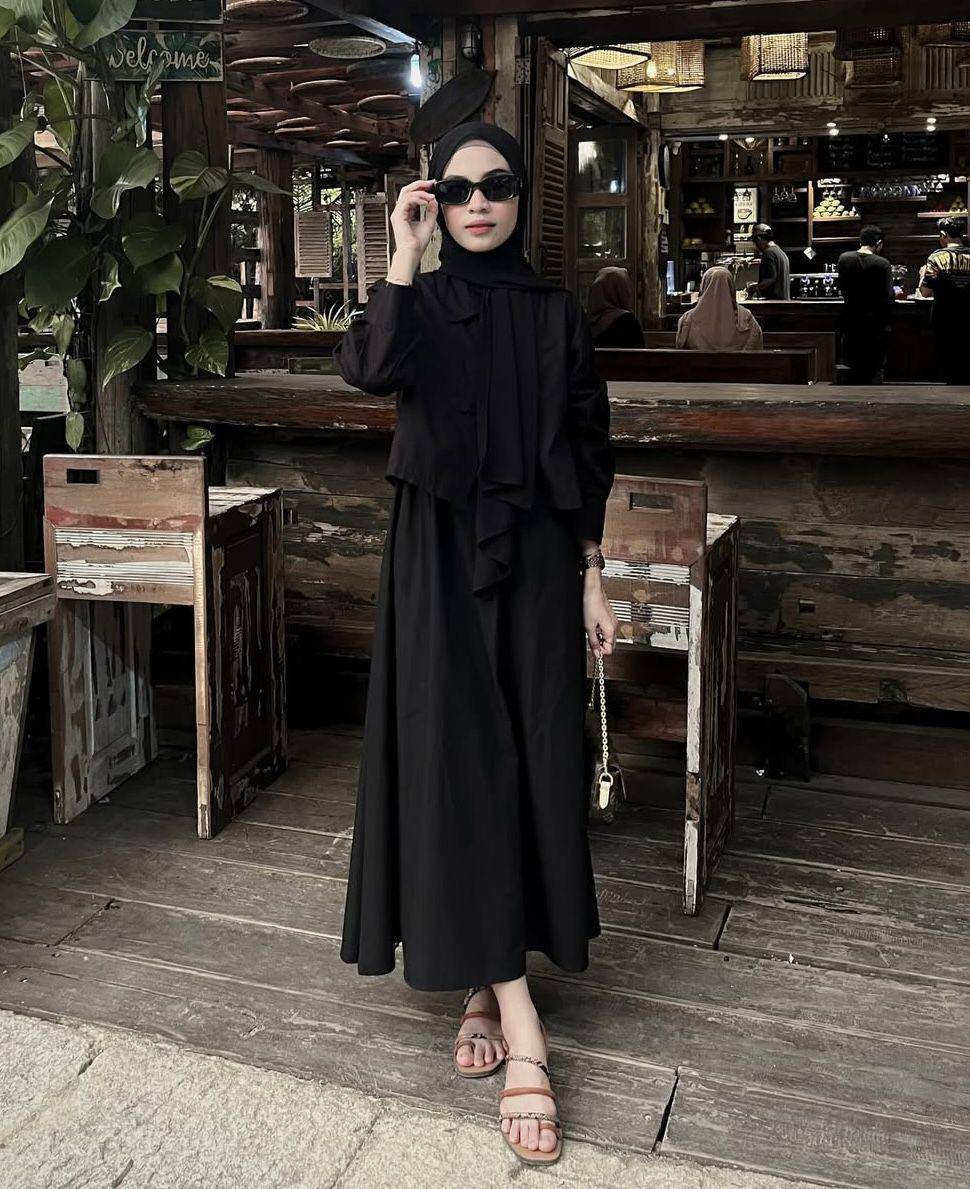 ide OOTD hijab serba nuansa hitam ala Elvina Zahra