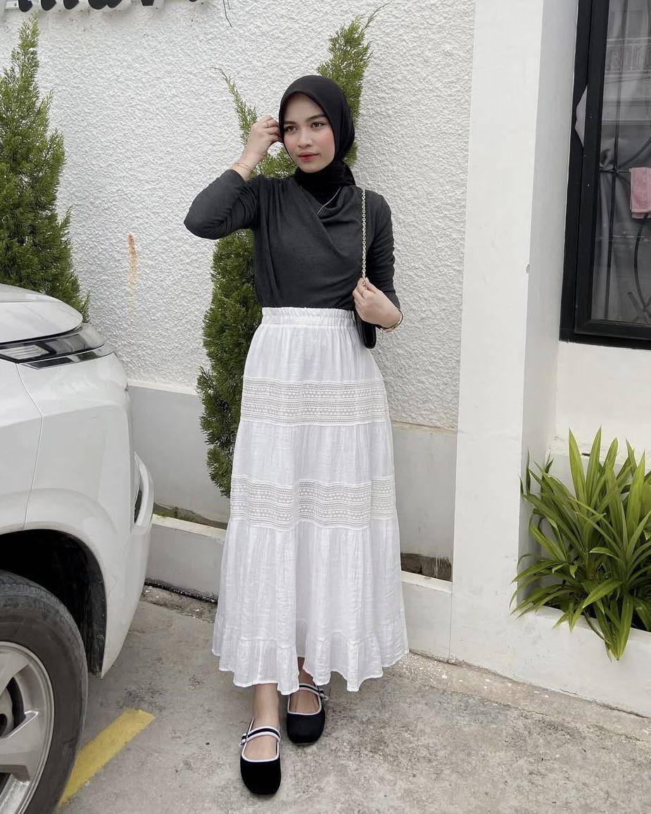 Mix and match hijab serba nuansa hitam ala Elvina Zahra