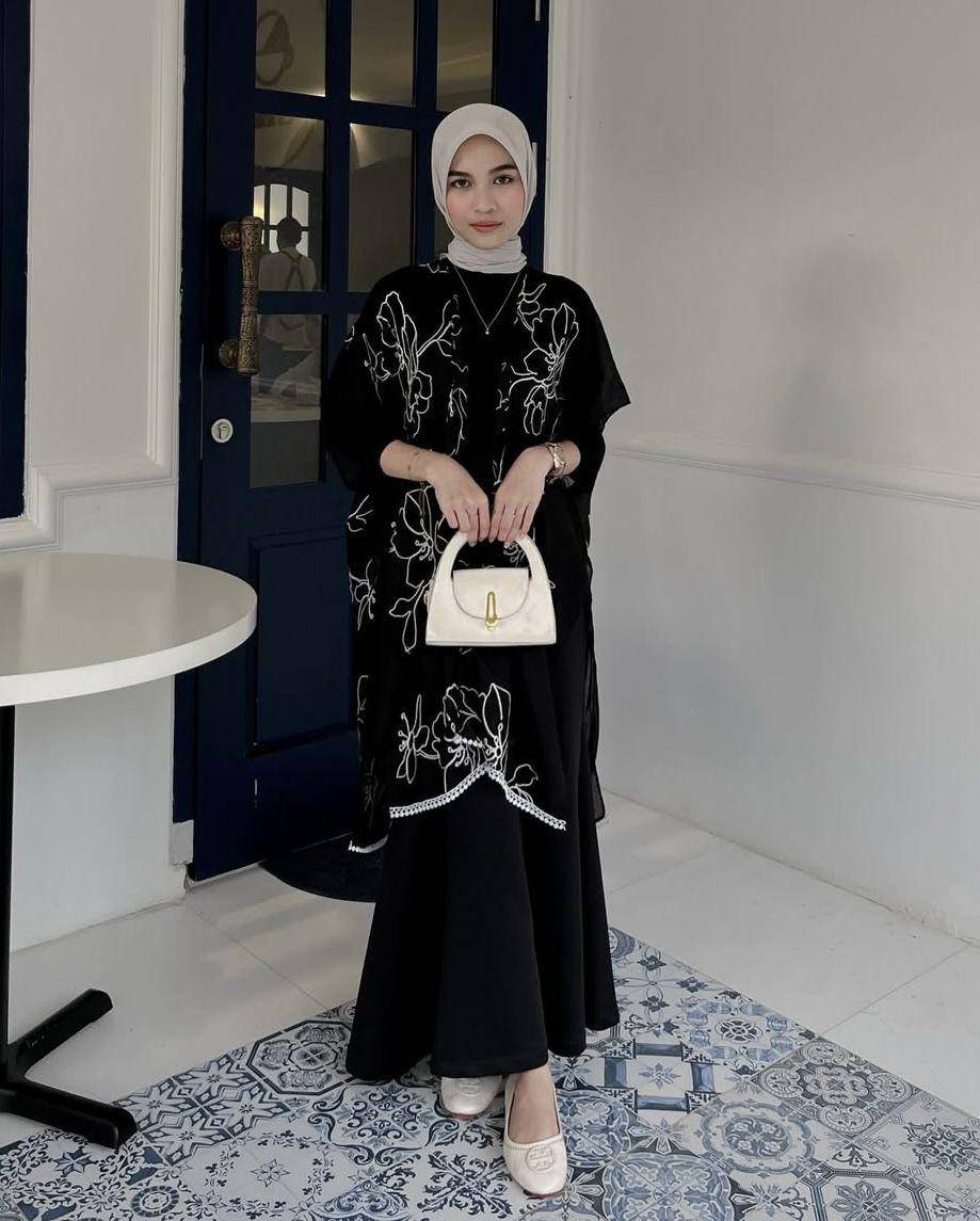Style hijab serba nuansa hitam ala Elvina Zahra