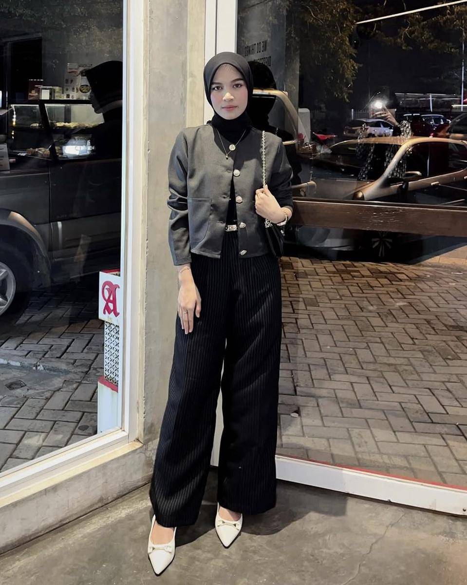 OOTD hijab serba nuansa hitam ala Elvina Zahra