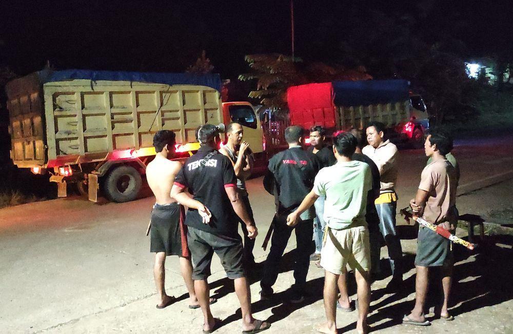 Truk Batu Bara Disweeping Warga, Jalan Umum Jadi Jalur Tambang?