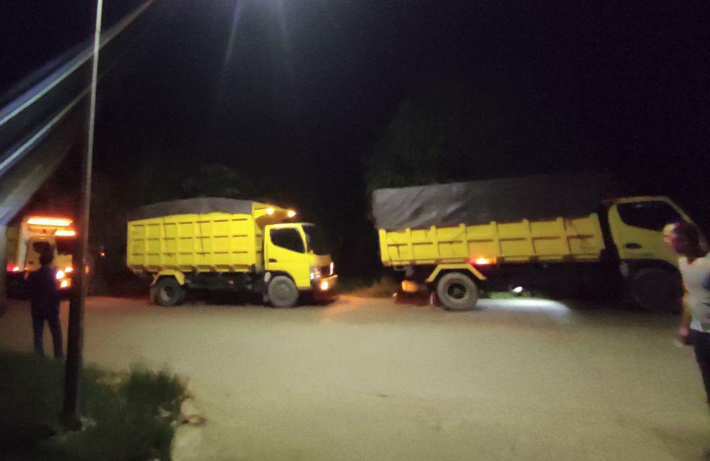 Puluhan truk pengangkut batu bara gagal melintas di Dusun Muara Kate, Desa Muara Langon, Paser. (Dok. Istimewa)