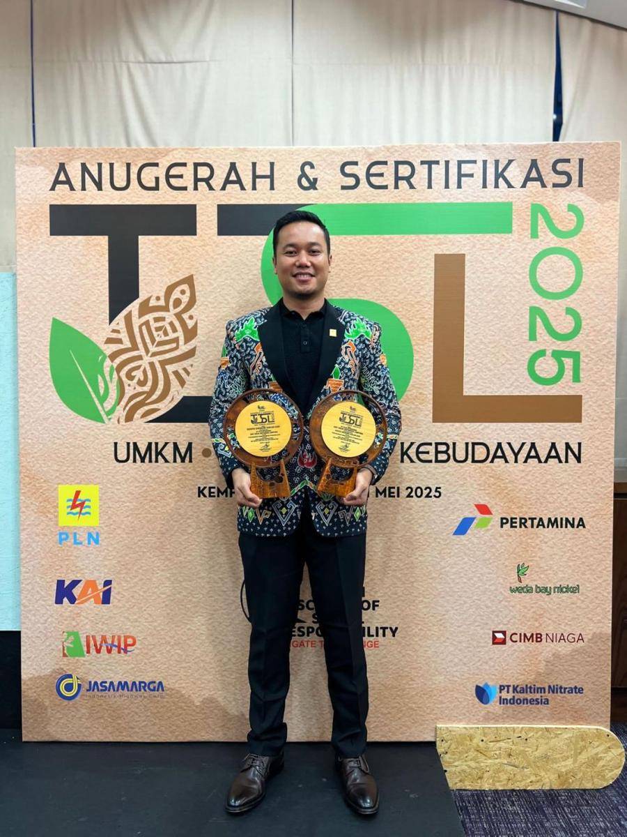 PLN UID Lampung saat menerima penghargaan TJSL Award 2025. (IDN Times/istimewa)