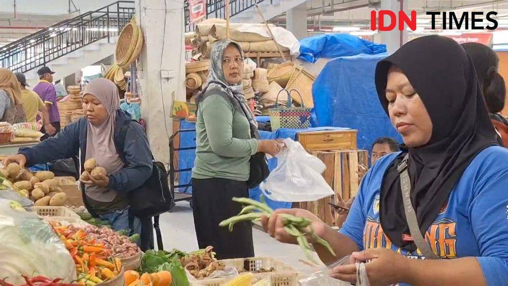 Aktivitas jual beli di pasar Besar Ngawi. IDN Times/ Riyanto.