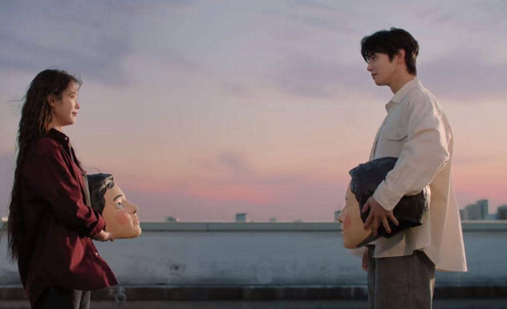 IU dan Cha Eun Woo ASTRO dalam MV "A Beautiful Person" (youtube.com/@dlwlrma)