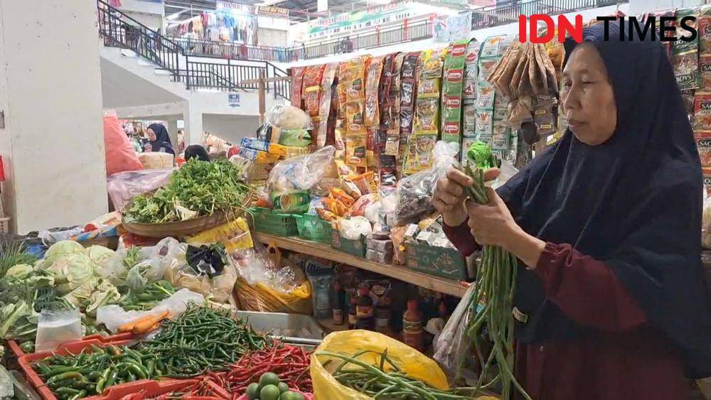 Aktivitas jual beli di pasar Besar Ngawi. IDN Times/ Riyanto.
