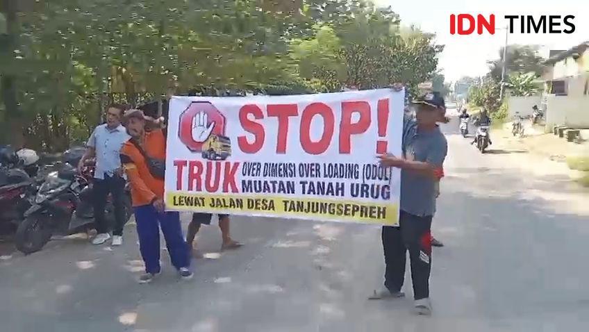 Warga desa Tanjungspreh Maospati blokade jalan larang truk ODOL lewat. IDN Times/ Riyanto.