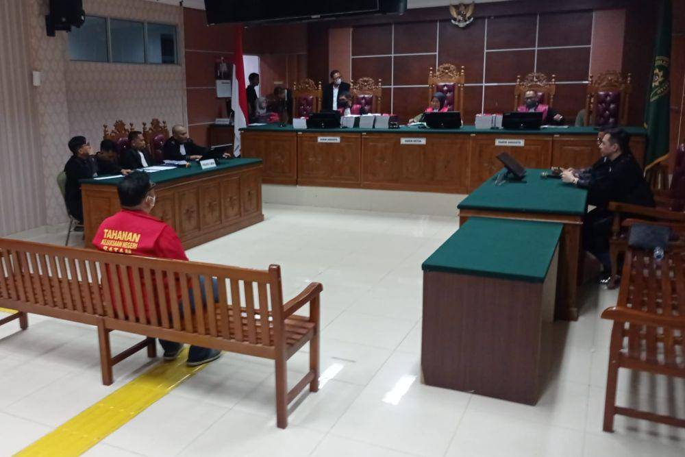 Mantan Kasat Narkoba Polresta Barelang, Kompol Satria Nanda saat menjalani persidangan (IDN Times/Putra Gema Pamungkas)