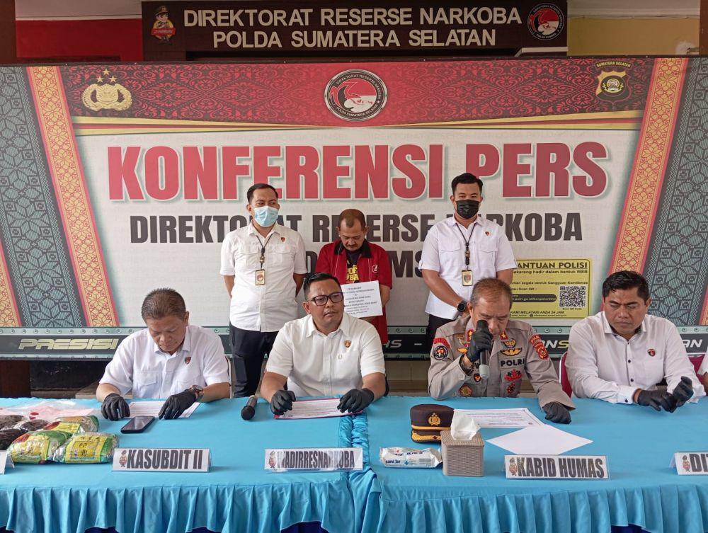 Polisi Tangkap Kurir Saat Antar Sabu di Depan Toko Pempek