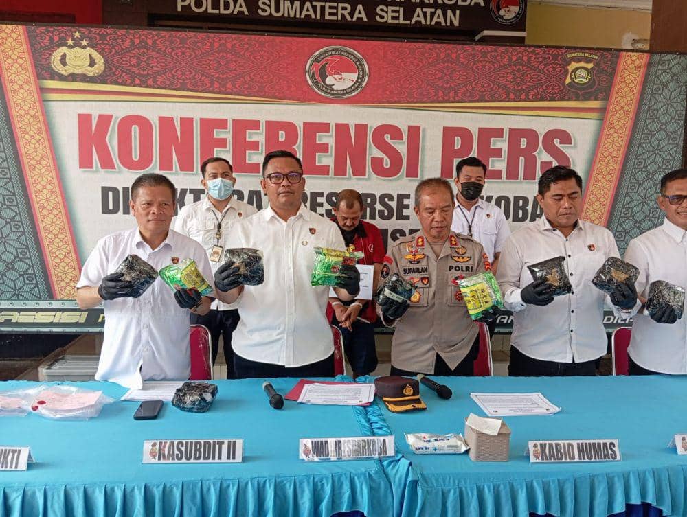 Pres rilis terkait kurir narkoba 11 kilogram yang ditangkap polisi di Palembang (Dok: Humas Polda Sumsel)