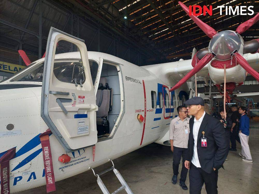 Staf khusus Menhan, Deddy Corbuzier ketika berkunjung ke PT Dirgantara Indonesia (DI) di Bandung dan melihat N219. (IDN Times/Santi Dewi)