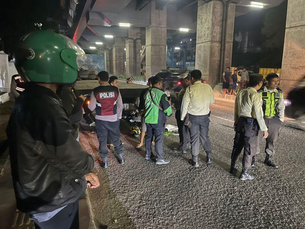 Pemuda di Palembang Tewas Usai Tabrak Truk Mogok di Bahu Jalan