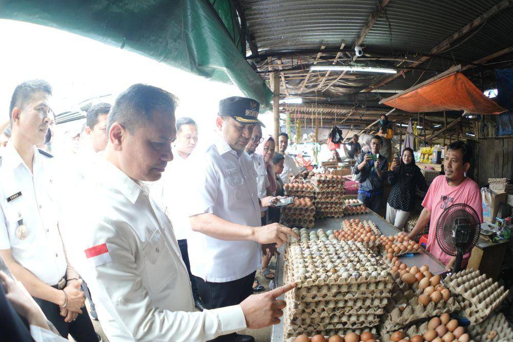 Wali Kota Makassar Munafri Arifuddin memantau harga bahan pokok di Pasar Terong, Rabu (4/6/2025). (Dok. Humas Pemkot Makassar)