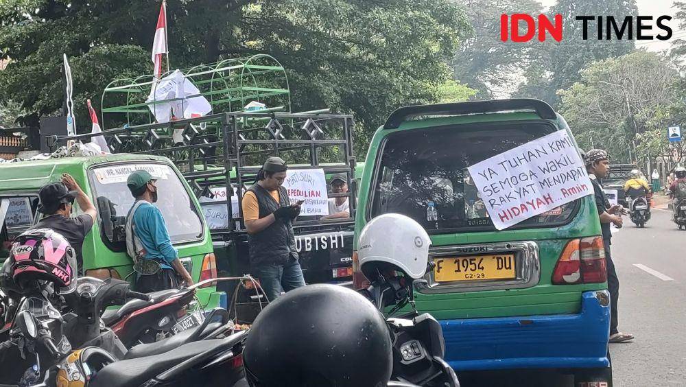 Warga Babakan Baru, Desa Ciptaku, Bogor Selatan, demo hak atas tanah di depan gedung DRPD Kota Bogor bertepatan dengan HJB ke-543, Selasa (3/6/2025). (Linna Susanti/IDN Times