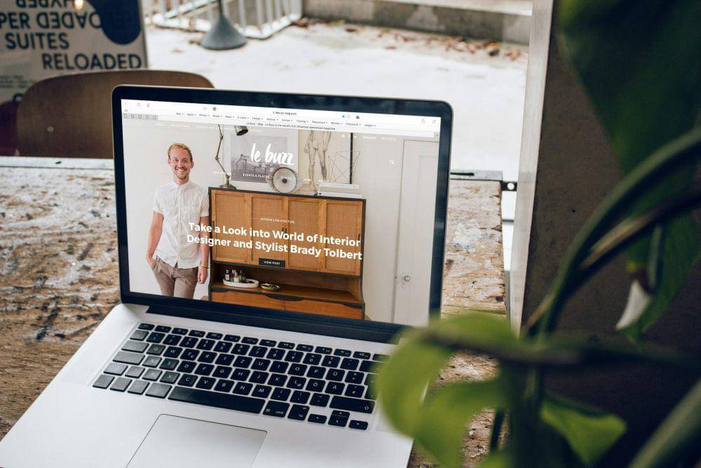Sebuah laptop sedang membuka halaman website (unsplash.com/@le_buzz)