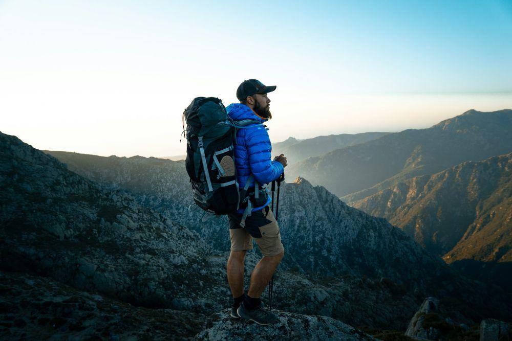 ilustrasi pria menggunakan tas carrier (unsplash.com/lucas Favre)
