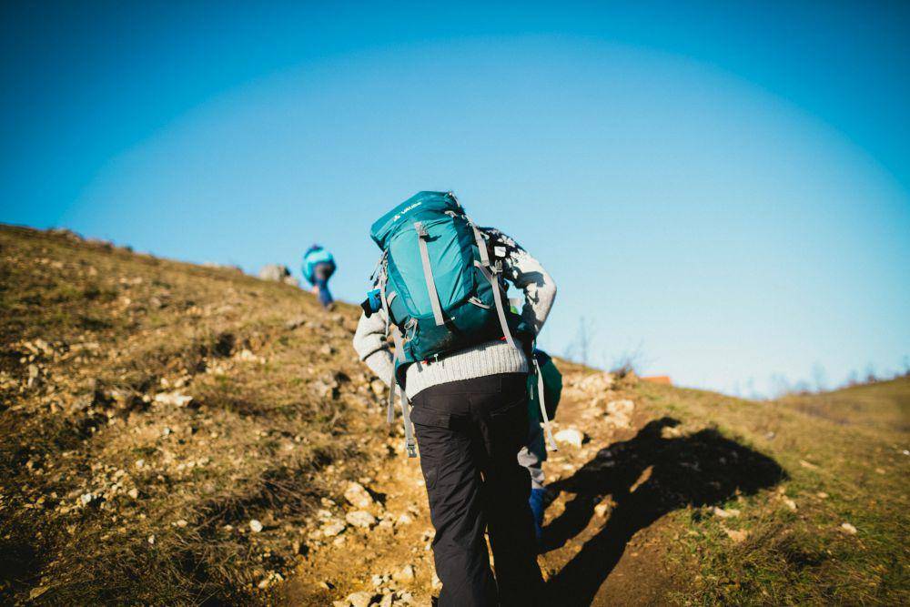 ilustrasi pria menggunakan tas carrier (unsplash.com/Markus Spiske)