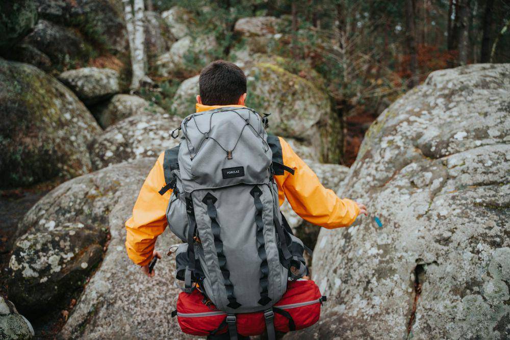 ilustrasi pria menggunakan tas carrier (unsplash.com/matnapo)