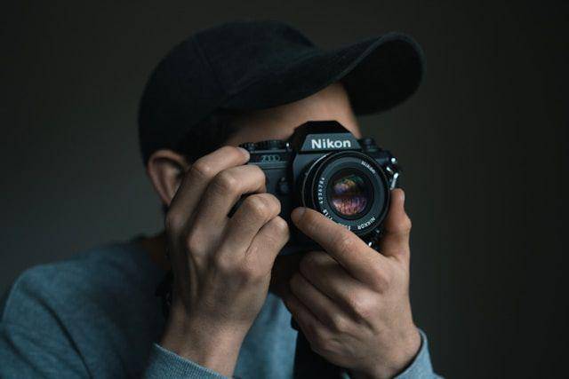 Ilustrasi orang memotret (unsplash.com/breakyourboundaries4)