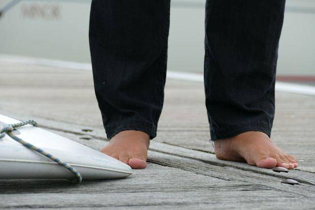 Ilustrasi melepas alas kaki (unsplash.com/radiodj888)