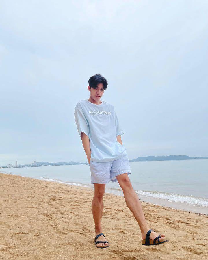 outfit beach boy ala Net Siraphop (Instagram.com/net_siraphop)