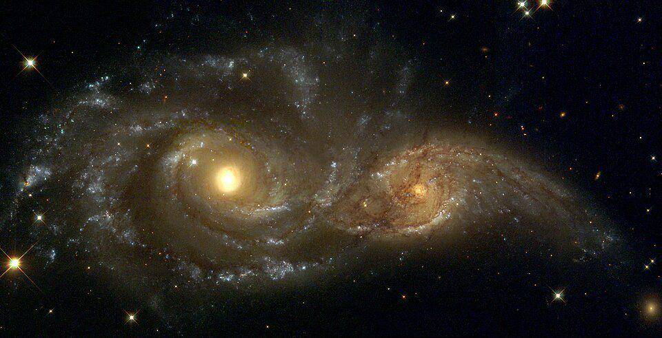 Galaksi NGC 2207 dan IC 2163 yang hampir bertabrakan