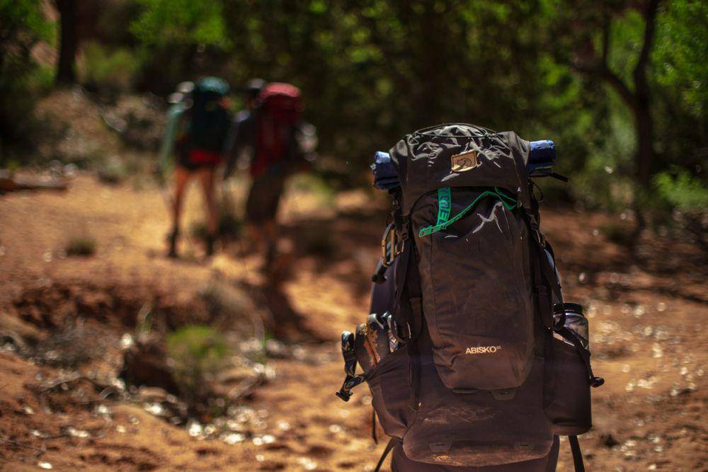 ilustrasi pria menggunakan tas carrier (unsplash.com/worldsbetweenlines)