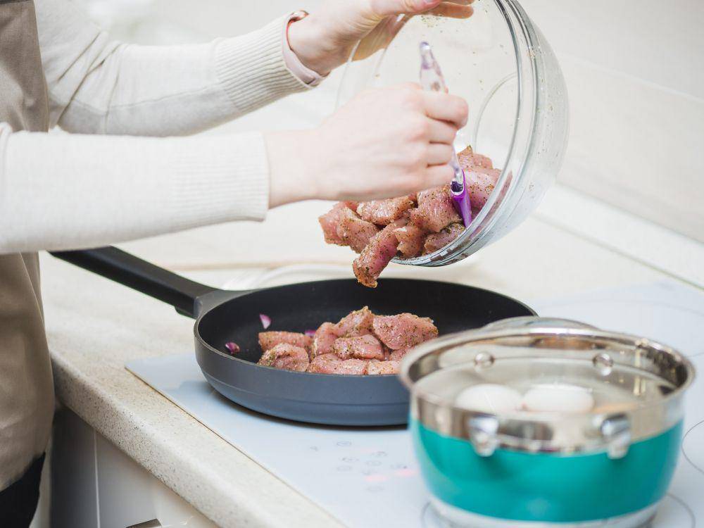ilustrasi memasak daging (freepik.com/freepik)