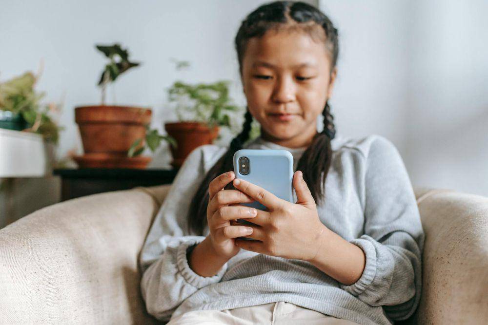 ilustrasi anak bermain ponsel (pexels.com/Katerina Holmes)