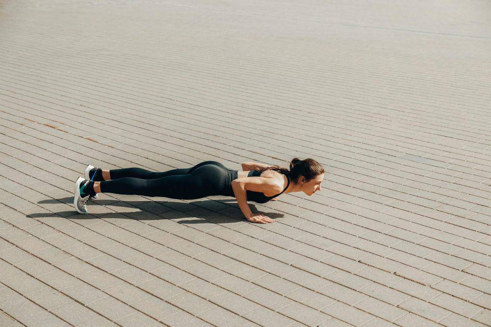 Ilustrasi push-up (pexels.com/maksim goncharenok)