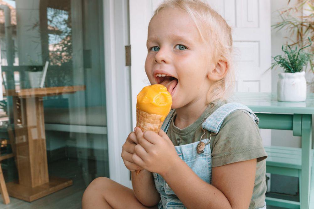 ilustrasi makan es krim (pexels.com/ROMAN ODINTSOV)