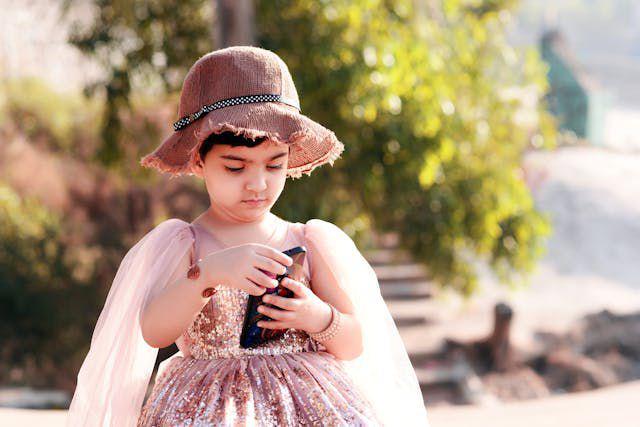 4 Tanda Anak Terlalu Banyak Screen Time, Literasinya Menurun!