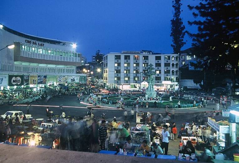 potret pasar Kota Dalat (commons.wikimedia.org/Roy Kim)
