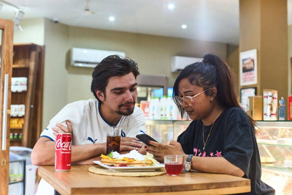 ilustrasi pasangan membicarakan rencana tahun pertama pernikahan (unsplash.com/Shane Ryan Herilalaina)