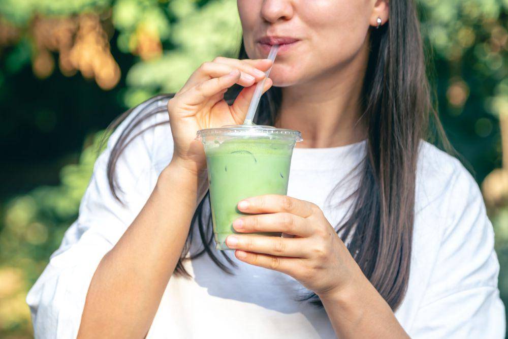 Potret wanita minum matcha