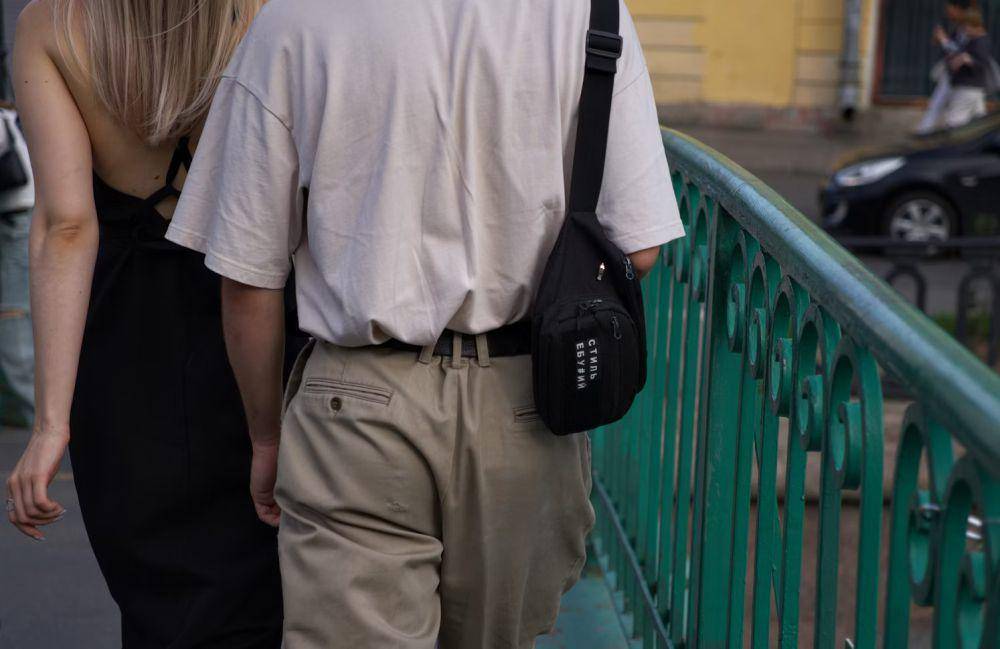 ilustrasi waist bag (unsplash.com/Konstantin Kitsenuik)