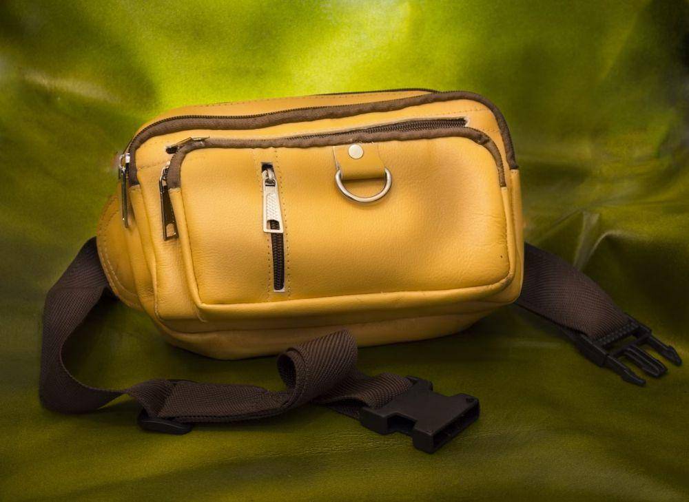 ilustrasi waist bag (unsplash.com/mehdi fathi)