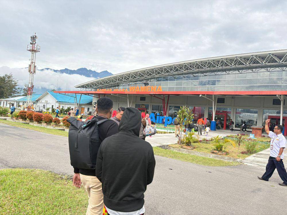 Satgas Ops Damai Cartenz 2025 serahkan tersangka Iyoktogi Telenggen ke Kejaksaan Negeri Jayawijaya (dok.Istimewa)