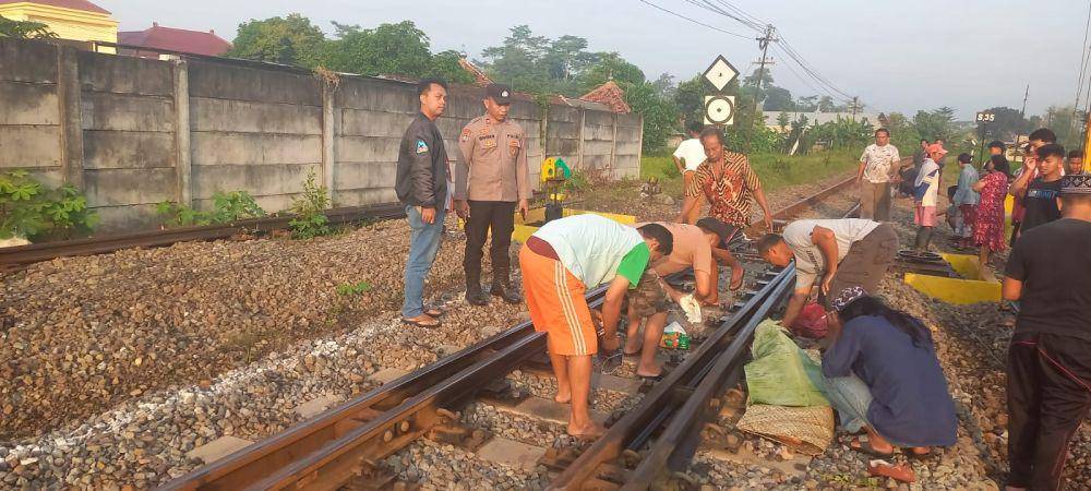 Jenazah balita yang tertemper kereta api Gajayana di Tulungagung. IDN Times/ istimewa
