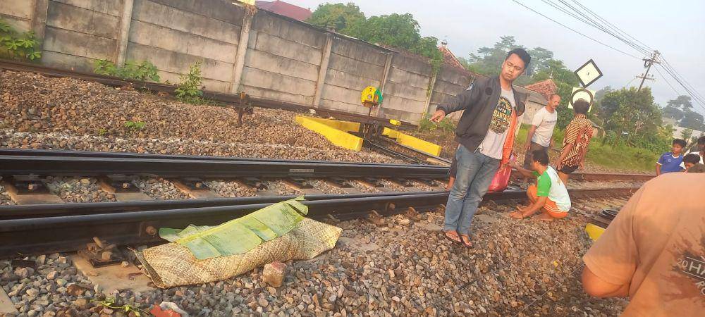 Jenazah balita yang tertemper kereta api Gajayana di Tulungagung. IDN Times/ istimewa