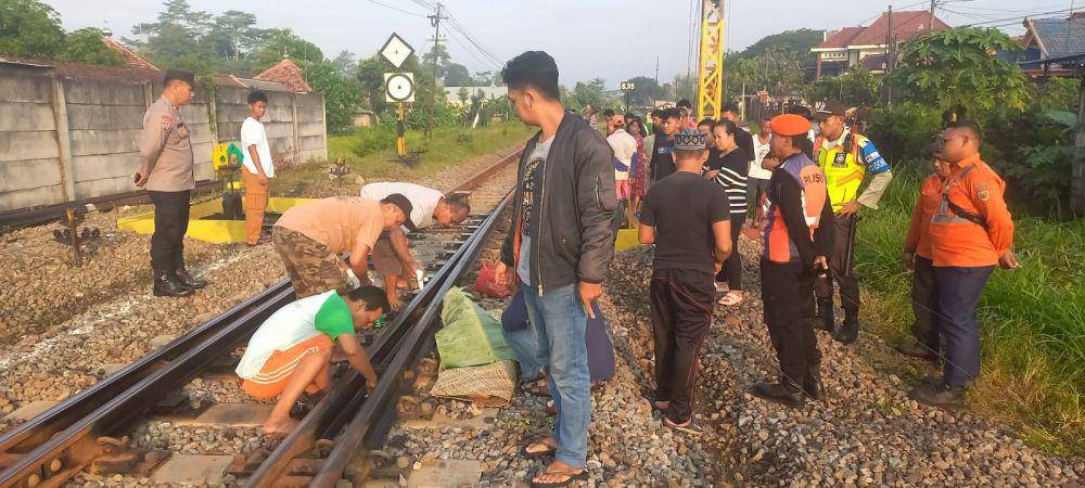 Jenazah balita yang tertemper kereta api Gajayana di Tulungagung. IDN Times/ istimewa