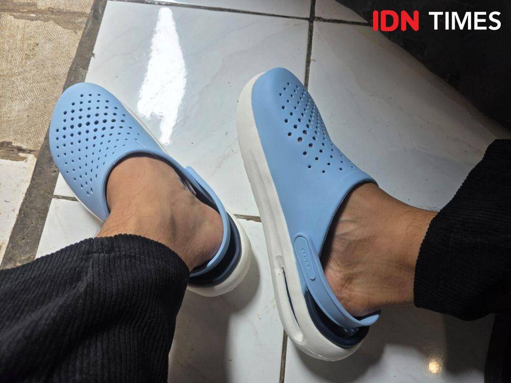 ilustrasi memakai Crocs Inmotion Clog (IDN Times/M. Tarmizi Murdianto)