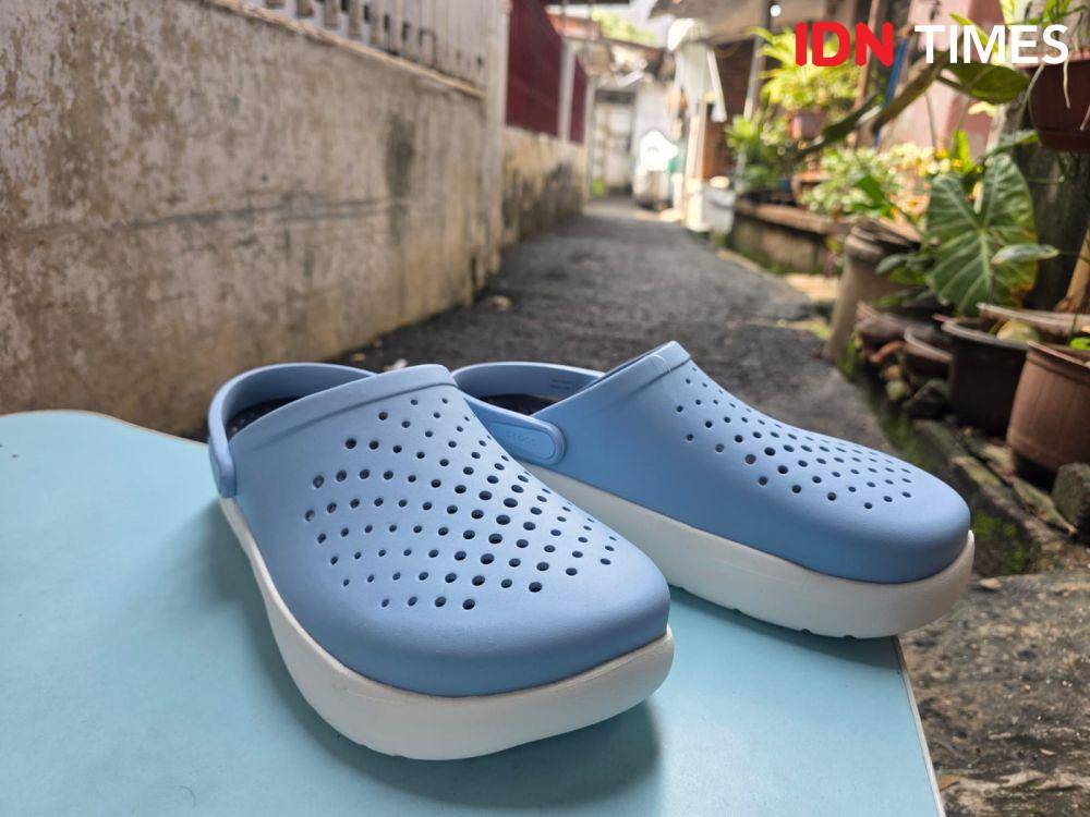 Crocs Inmotion Clog (IDN Times/M. Tarmizi Murdianto)